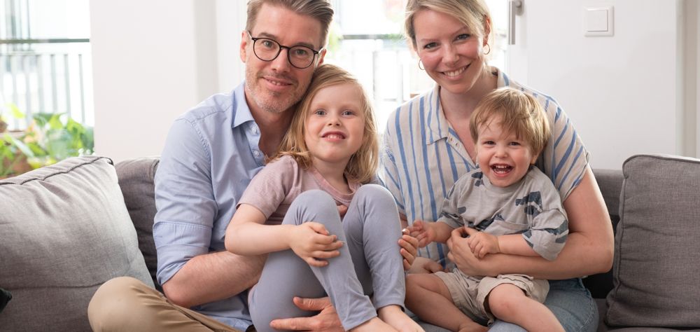 Die beiden Gründer:innen Kathrin und Moritz mit ihren beiden Kindern