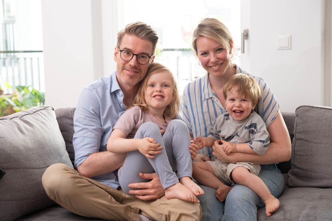 Die beiden Gründer:innen Kathrin und Moritz mit ihren beiden Kindern