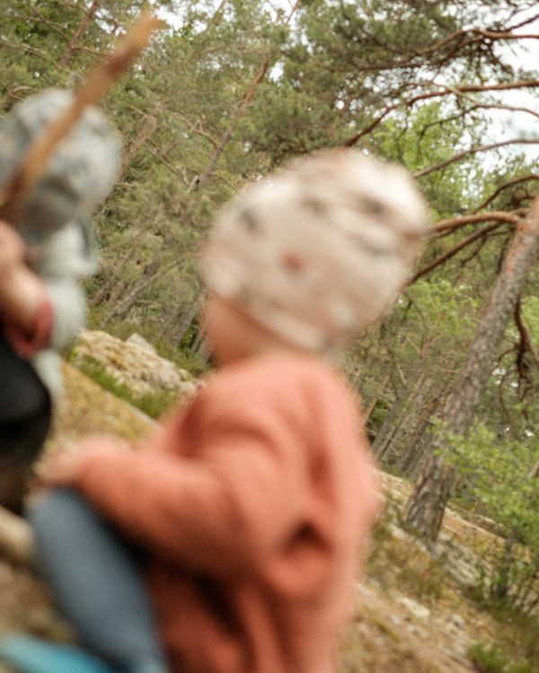 Zwei Kinder spielen mit Stöcken im Wald
