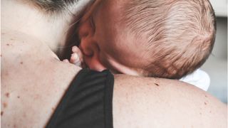 Eine Frau hält ihr Baby auf dem Arm
