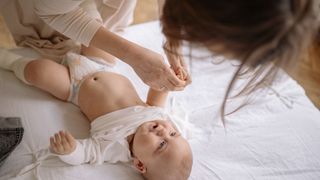 Baby wird eingecremt