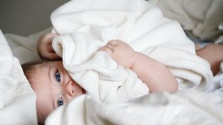 Baby mit Handtuch
