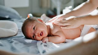 Baby wird eingecremt