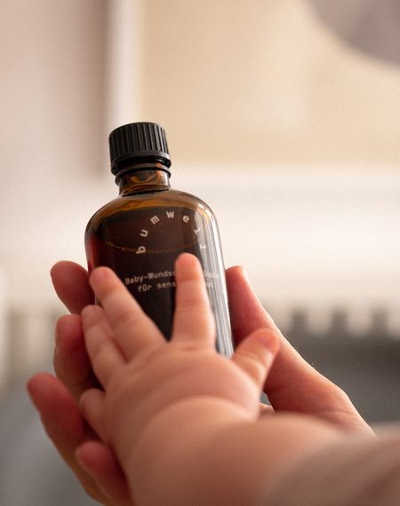 bumwell Baby-Wundschutz Liquid in brauner Glasflasche - Bio-Babypflege mit Schwarztee und Eichenrinde