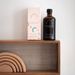 bumwell Baby-Wundschutz Liquid mit Verpackung im Kinderzimmer - Bio-Naturkosmetik in nachhaltiger Braunglasverpackung