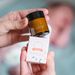 Mutter nimmt bumwell SOS Baby-Wundschutzcreme aus der Verpackung - Bio-Naturkosmetik für sensible Babyhaut