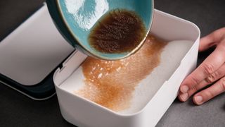 Feuchttücher selber machen: Tücher mit Öl-Wasser- oder Öl-Wundschutz-Liquid-Mischung übergießen