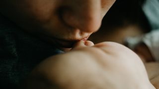 Mama küsst Baby auf die Nase
