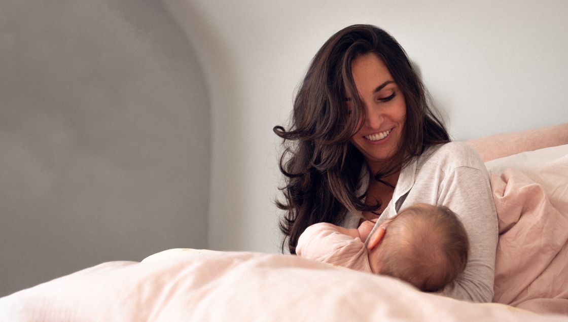 Eine Mutter mit ihrem Säugling im Wochenbett