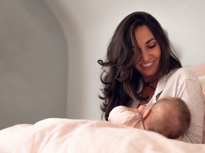 Eine Mutter mit ihrem Säugling im Wochenbett