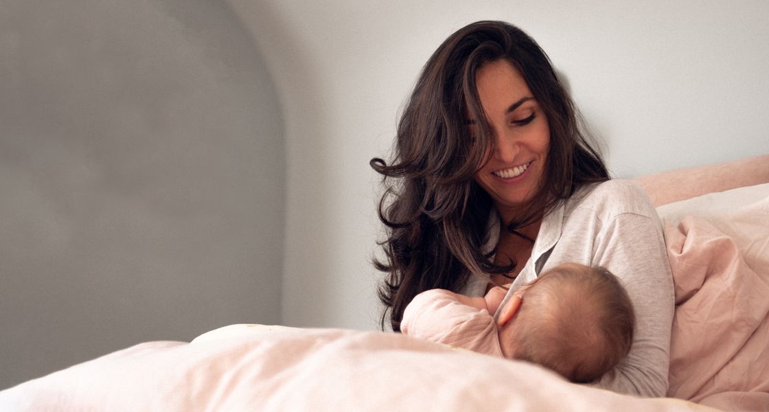 Eine Mutter mit ihrem Säugling im Wochenbett