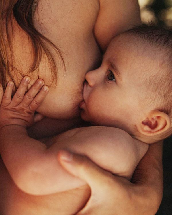 Eine Mutter stillt ihr Baby